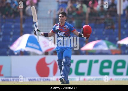 Le batteur afghan Rahmanullah Gurbaz célèbre ses cent runs lors du deuxième match Bangladesh-Afghanistan One Day International (ODI) de trois Banque D'Images