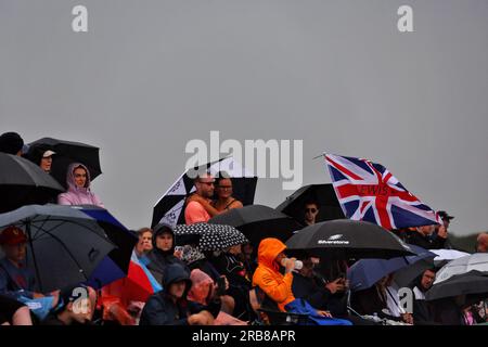 Silverstone, Royaume-Uni. 08 juillet 2023. Ambiance du circuit - ventilateurs sous la pluie. Championnat du monde de Formule 1, Rd 11, Grand Prix de Grande-Bretagne, samedi 8 juillet 2023. Silverstone, Angleterre. Crédit : James Moy/Alamy Live News Banque D'Images