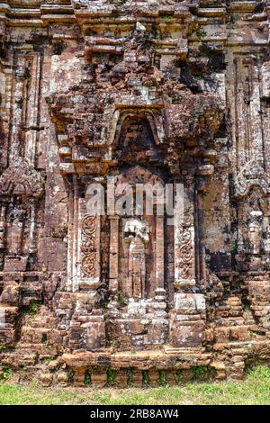 Relief des temples hindous Shaiva abandonnés et partiellement ruinés au sanctuaire My son situé près du village de Duy Phú, Vietnam. Patrimoine mondial de l'UNESCO. Banque D'Images