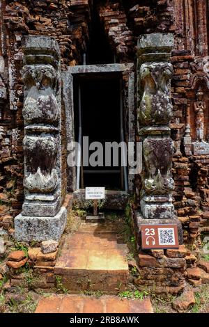 Vestiges de temples hindous au sanctuaire My son, un site du patrimoine mondial de l'UNESCO au Vietnam. Banque D'Images