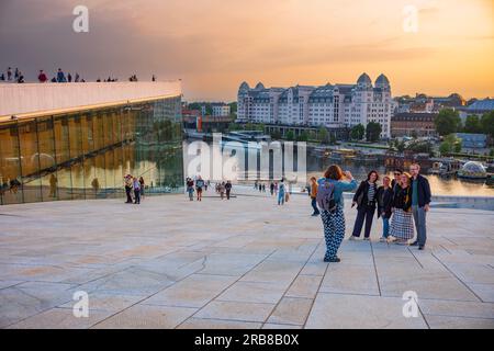 Oslo, Norvège, le 20 juin 2023 : les touristes voient un coucher de soleil depuis l'Opéra d'Oslo, construit en 2008 avec l'intention de permettre aux visiteurs de monter à pied Banque D'Images