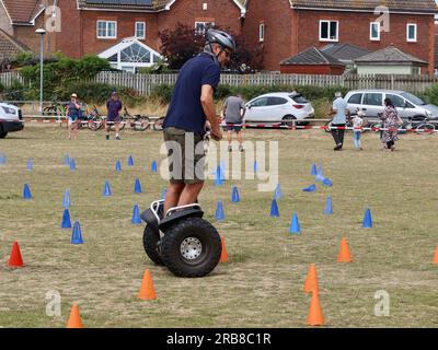 Kesgrave, Suffolk - 8 juillet 2023 : chaude journée d'été pour Pepple au Fun Day at Millennium Field. Essayer des machines Segway. Banque D'Images