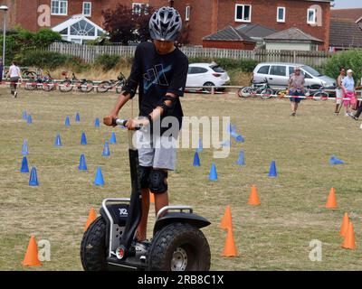 Kesgrave, Suffolk - 8 juillet 2023 : chaude journée d'été pour Pepple au Fun Day at Millennium Field. Essayer des machines Segway. Banque D'Images