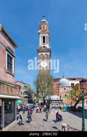 Campanile, ou clocher, de l'église des Saints Apôtres du Christ, Venise, Italie, vu de l'autre côté du Campo Santi Apostoli. L'église originale date Banque D'Images