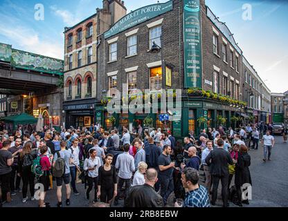 Les personnes qui boivent en dehors du marché Porter Pub, Borough Market, London, England Banque D'Images