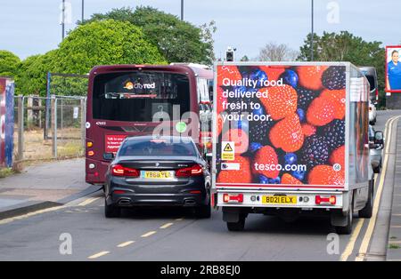 Slough, Berkshire, Royaume-Uni. 6 juillet 2023. Un camion de livraison Tesco sur une livraison à Slough, Berkshire. Les prix des denrées alimentaires sont lentement rapportés pour baisser légèrement. Crédit : Maureen McLean/Alamy Banque D'Images