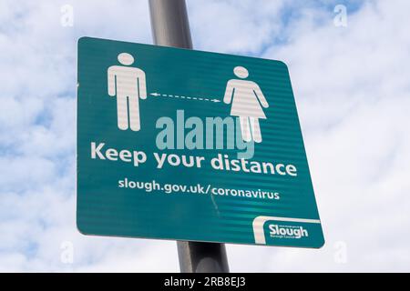 Slough, Berkshire, Royaume-Uni. 6 juillet 2023. Un panneau de distanciation sociale Covid-19 à Slough rappelle les jours sombres de la pandémie de Covid-19. Crédit : Maureen McLean/Alamy Banque D'Images