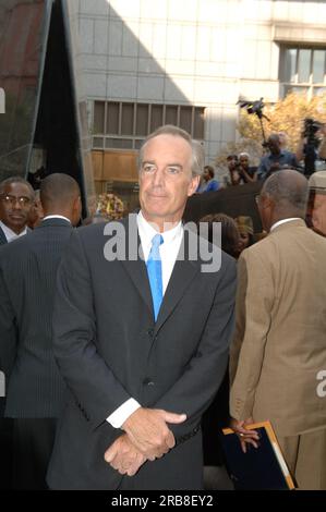 Inauguration d'un nouveau mémorial au monument national African Burial Ground à New York, avec discours liminaire du secrétaire Dirk Kempthorne et présentations de dignitaires, notamment le maire de New York Michael Bloomberg, le sénateur Charles Schumer, l'administratrice des services généraux Lurita Doan, Directeur adjoint des opérations du Service des parcs nationaux Dan Wenk, surintendant des enterrements africains Tara Morrison, directeur du Centre de recherche sur la culture noire de Schomburg de la Bibliothèque publique de New York Howard Dodson, poète et romancière Maya Angelou, et acteurs Sidney Poitier et Avery Brooks. TH Banque D'Images