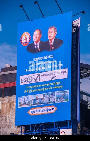 Un panneau d'affichage du parti Hun Sen & CPP pendant la campagne pour les élections générales de 2023. Phnom Penh, Cambodge. © Kraig Lieb Banque D'Images