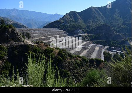 Le barrage de San Gabriel est un barrage en remblai sur la rivière San Gabriel dans le comté de Los Angeles, en Californie, dans la forêt nationale d'Angeles. Banque D'Images