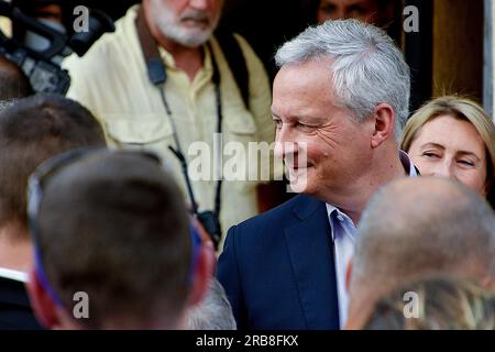 Marseille, France. 07 juillet 2023. Le ministre français de l’économie et des Finances, Bruno le Maire, vu lors de sa visite à Marseille. Le ministre français de l’économie et des Finances Bruno le Maire se rend à Marseille pour rencontrer des propriétaires d’entreprises dont les magasins ont été endommagés et pillés lors des émeutes après qu’un garçon de 17 ans ait été abattu par un policier dans la banlieue parisienne de Nanterre. La mort de Nahel a déclenché quatre nuits successives d'émeutes au cours desquelles des jeunes ont affronté la police, incendié des voitures et des bâtiments publics, et détruit et pillé des entreprises. Crédit : SOPA Images Limited/Alamy Live ne Banque D'Images