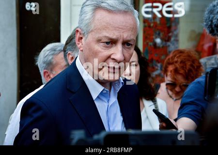 Marseille, France. 07 juillet 2023. Le ministre français de l'économie et des Finances Bruno le Maire répond aux questions des journalistes lors de sa visite à Marseille. Le ministre français de l’économie et des Finances Bruno le Maire se rend à Marseille pour rencontrer des propriétaires d’entreprises dont les magasins ont été endommagés et pillés lors des émeutes après qu’un garçon de 17 ans ait été abattu par un policier dans la banlieue parisienne de Nanterre. La mort de Nahel a déclenché quatre nuits successives d'émeutes au cours desquelles des jeunes ont affronté la police, incendié des voitures et des bâtiments publics, et détruit et pillé des entreprises. Crédit : SOPA IMA Banque D'Images