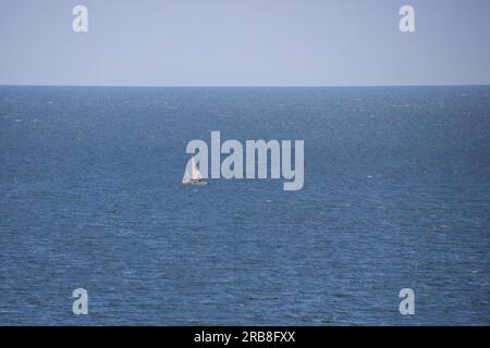 Bateau solitaire flottant sur la mer Noire, Constanta, Roumanie Banque D'Images