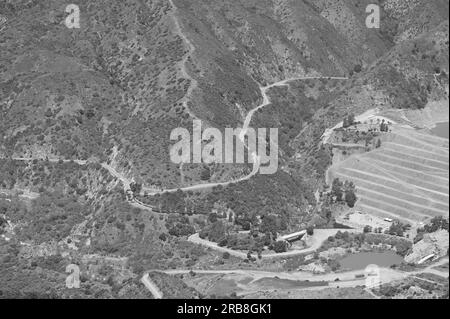 Le barrage de San Gabriel est un barrage en remblai sur la rivière San Gabriel dans le comté de Los Angeles, en Californie, dans la forêt nationale d'Angeles. Banque D'Images