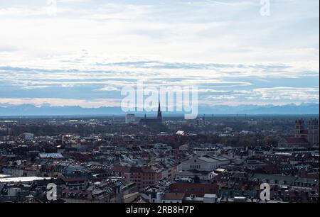 Munich, Allemagne - 31 décembre 2022 : vue aérienne sur le centre-ville historique en direction des Alpes Banque D'Images