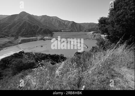 Le barrage de San Gabriel est un barrage en remblai sur la rivière San Gabriel dans le comté de Los Angeles, en Californie, dans la forêt nationale d'Angeles. Banque D'Images