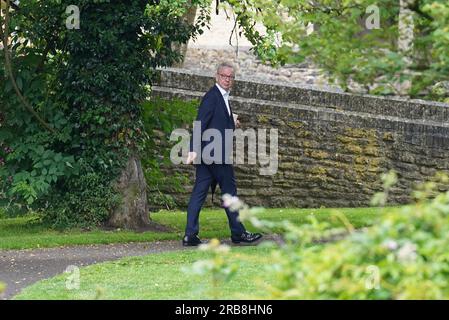 Michael Gove, secrétaire d'État chargé du nivellement, du logement et des collectivités, marchant dans le village de Brunton, Somerset, avant le mariage de l'ancien chancelier George Osborne et de son ancienne conseillère Thea Rogers à l'église St Mary du village. Date de la photo : Vendredi 7 juillet 2023. Banque D'Images