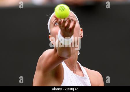 Londres, Royaume-Uni. 08 juillet 2023. 8 juillet 2023 ; All England Lawn tennis and Croquet Club, Londres, Angleterre : tournoi de tennis de Wimbledon ; Petra Kvitova sert à Natalija Stevanovic crédit : action plus Sports Images/Alamy Live News Banque D'Images