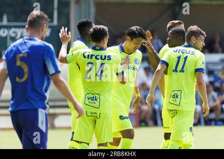 Axel, pays-Bas. 08 juillet 2023. Tsuyoshi Watanabe de Gent célèbre après avoir marqué lors d'un match amical de football entre KAA Gent et l'équipe croate de football Lokomotiva Zagreb, samedi 08 juillet 2023 à Axel, aux pays-Bas, en préparation de la saison 2023-2024 à venir. BELGA PHOTO KURT DESPLENTER crédit : Belga News Agency/Alamy Live News Banque D'Images