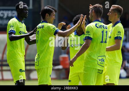 Axel, pays-Bas. 08 juillet 2023. Tsuyoshi Watanabe de Gent célèbre après avoir marqué lors d'un match amical de football entre KAA Gent et l'équipe croate de football Lokomotiva Zagreb, samedi 08 juillet 2023 à Axel, aux pays-Bas, en préparation de la saison 2023-2024 à venir. BELGA PHOTO KURT DESPLENTER crédit : Belga News Agency/Alamy Live News Banque D'Images