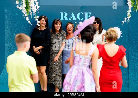 Les coureurs posent pour une photo alors qu'ils arrivent avant la journée Coral-Eclipse du Coral Summer Festival à l'hippodrome de Sandown Park, Esher. Date de la photo : Samedi 8 juillet 2023. Banque D'Images