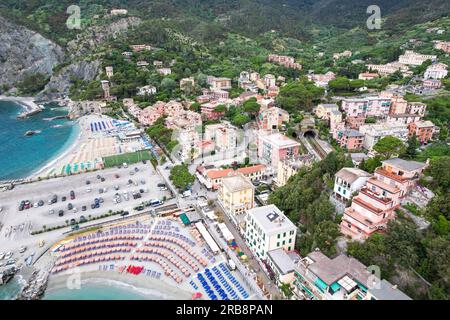 Vue aérienne de Monterosso, l'un des cinq villages le long de Cinque Terre randonnée strech. Destination touristique populaire en Italie Banque D'Images