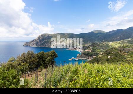 Vue aérienne de Monterosso depuis le sentier de trekking, l'un des cinq villages le long de Cinque Terre randonnée strech. Destination touristique populaire en Italie Banque D'Images