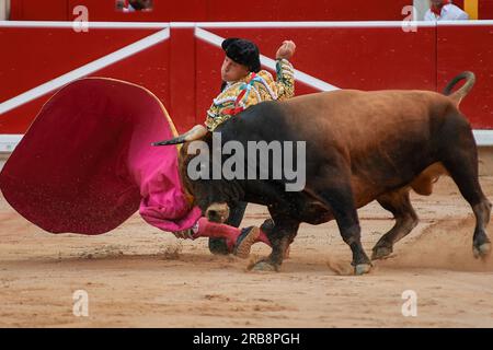 Pamplona, Espagne. 07 juillet 2023. Le torero Manuel Escribano se produit avec un taureau du bétail de la Palmosilla dans les arènes de Pampelune pendant les festivités de San Fermin 2023. Première corrida du festival San Fermin 2023, avec le ranch de bétail la Palmosilla de Cádiz. Crédit : SOPA Images Limited/Alamy Live News Banque D'Images