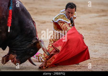 Pamplona, Espagne. 07 juillet 2023. Torero, Rafaelillo se produit avec un taureau du bétail la Palmosilla dans les arènes de Pampelune pendant les festivités de San Fermin 2023. Première corrida du festival San Fermin 2023, avec le ranch de bétail la Palmosilla de Cádiz. Crédit : SOPA Images Limited/Alamy Live News Banque D'Images