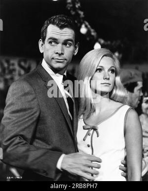 DEAN JONES et YVETTE MIMIEUX dans LES SINGES, RENTRER À LA MAISON 1967 réalisateur ANDREW V. McLAGLEN livre G.K. Wilkinson Costume design Bill Thomas producteur Walt Disney coproducteur Ron Miller Walt Disney Productions Banque D'Images