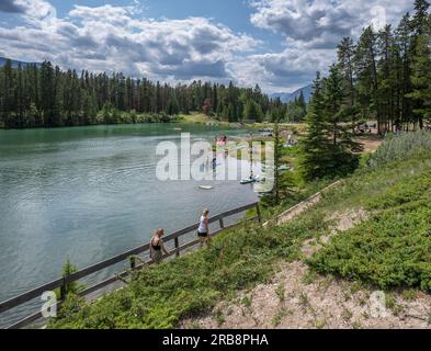 Parc national Banff, Alberta, Canada – 05 juillet 2023 : les gens se recréent au lac Johnson par une chaude journée Banque D'Images