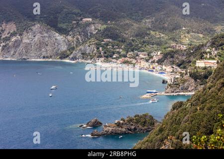 Vue aérienne de Monterosso depuis le sentier de trekking, l'un des cinq villages le long de Cinque Terre randonnée strech. Destination touristique populaire en Italie Banque D'Images