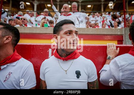 Pamplona, Espagne. 07 juillet 2023. Chimi Avila, footballeur pour Osasuna vu lors des festivités de San Fermin 2023. Première corrida du festival San Fermin 2023, avec le ranch de bétail la Palmosilla de Cádiz. (Photo Elsa A Bravo/SOPA Images/Sipa USA) crédit : SIPA USA/Alamy Live News Banque D'Images