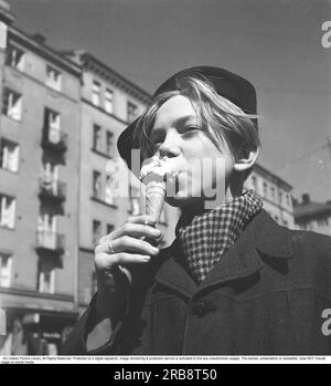 Kaj Hjelm , 1928-1983 ans , enfant acteur suédois , ici il se refroidit avec un cornet de crème glacée dans le cadre du tournage du film Vårat Gäng de 1942. Suède. Kristoffersson réf. A20-4 Banque D'Images