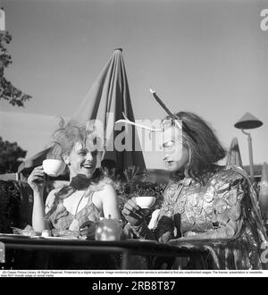 Cecile Ossbahr. Né le 14 octobre 1920, décédé le 27 décembre 2012. Acteur suédois. Ici dans le rôle de Titania, la reine des fées dans la performance A Midsummer Night's Dream au théâtre en plein air de Skansen en 1946. Le théâtre a été dirigé pendant quelques années par Loren Marmstedt. Sa co-star Georg Årlin (1916-1992) joue le rôle d'Oberon. Ils sont représentés dans leurs vêtements de scène prenant une tasse de café. Suède 1946. Kristoffersson réf. U45-6 Banque D'Images