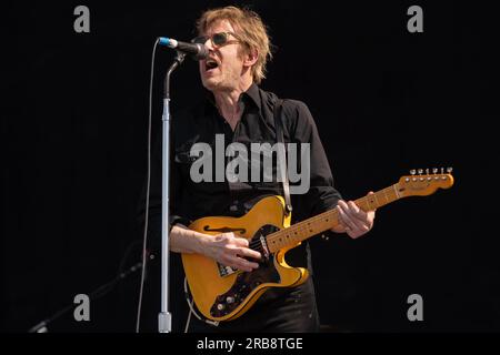 Madrid, Espagne. 07 juillet 2023. Britt Daniel, co-fondateur, chanteur et guitariste du groupe de rock Spoon, se produit lors de la deuxième journée du Mad Cool Festival 2023 à Villaverde, Madrid. Crédit : SOPA Images Limited/Alamy Live News Banque D'Images