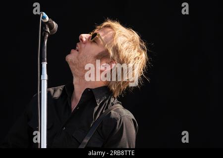 Britt Daniel, co-fondateur, chanteur et guitariste du groupe de rock Spoon, se produit lors de la deuxième journée du Mad Cool Festival 2023 à Villaverde, Madrid. (Photo Guillermo Gutierrez Carrascal / SOPA Images/Sipa USA) Banque D'Images