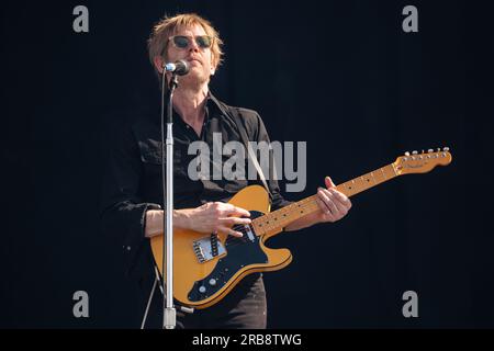 Britt Daniel, co-fondateur, chanteur et guitariste du groupe de rock Spoon, se produit lors de la deuxième journée du Mad Cool Festival 2023 à Villaverde, Madrid. (Photo Guillermo Gutierrez Carrascal / SOPA Images/Sipa USA) Banque D'Images