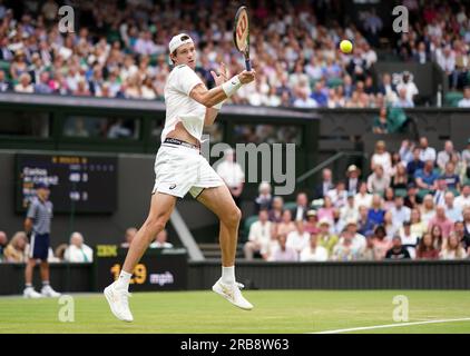 Nicolas Jarry en action contre Carlos Alcaraz (non représenté) lors de la sixième journée des Championnats de Wimbledon 2023 au All England Lawn tennis and Croquet Club à Wimbledon. Date de la photo : Samedi 8 juillet 2023. Banque D'Images