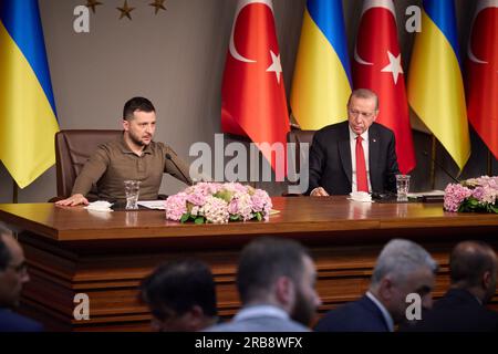 Istanbul, Turquie. 08 juillet 2023. Le président ukrainien Volodymyr Zelenskyy rencontre le président turc Recep Erdogan le samedi 8 juillet 2023 à Istanbul, en Turquie. Les deux dirigeants ont signé un mémorandum visant à renforcer le partenariat entre les États ainsi que le développement de technologies et industries d’importance stratégique. Erdogan a également exprimé son soutien à l'éventuelle ascension de l'Ukraine dans l'OTAN. Photo via Ukrainian Presidential Press Office/UPI crédit : UPI/Alamy Live News Banque D'Images