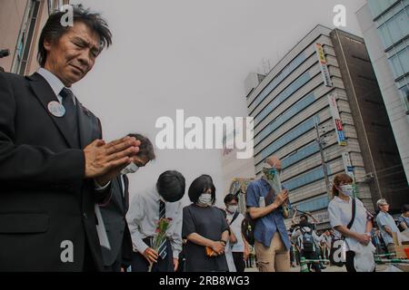 Nara, Japon. 08 juillet 2023. Les gens offrent une prière silencieuse lors du 1e anniversaire de l'assassinat de feu l'ancien président Abe sur le site où il a été abattu près de la gare Yamato-Saidaiji dans la préfecture de Nara, au Japon, le samedi 8 juillet 2023. Photo de Keizo Mori/UPI crédit : UPI/Alamy Live News Banque D'Images