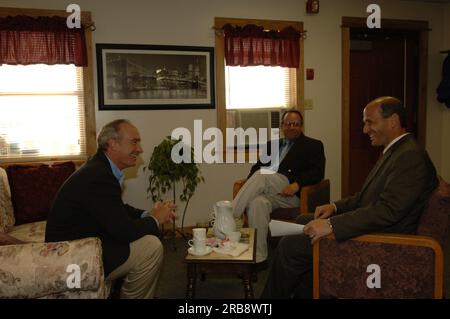 Le secrétaire Dirk Kempthorne et ses collaborateurs en visite dans le Maine, rencontre avec le gouverneur John Baldacci Banque D'Images