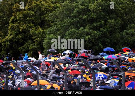 Silverstone, Royaume-Uni. 08 juillet 2023. Ambiance du circuit - ventilateurs sous la pluie. Championnat du monde de Formule 1, Rd 11, Grand Prix de Grande-Bretagne, samedi 8 juillet 2023. Silverstone, Angleterre. Crédit : James Moy/Alamy Live News Banque D'Images