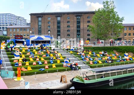 Sièges en gazon artificiel à gradins près du canal Everyman sur le canal théâtre et cinéma en plein air à Coal Drops yard les rois traversent le centre de londres royaume-uni Banque D'Images