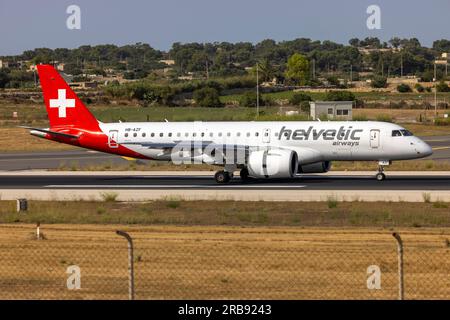 Helvetic Airways Embraer 190 E2 STD (ERJ-190-300RBR) (REG : HB-AZF) exploitant un vol Swiss Air. Banque D'Images