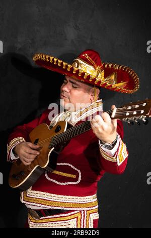 Le musicien mexicain mariachi joue de la guitare dans une rue urbaine. Banque D'Images