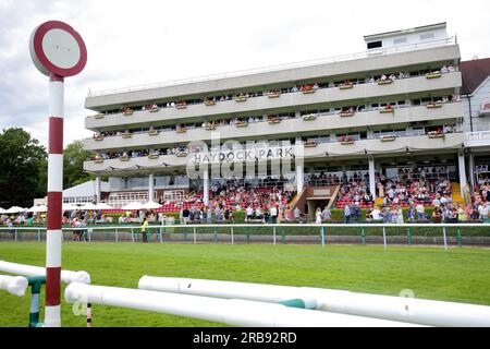 Une vue générale du poste gagnant devant les coureurs dans la tribune pendant bet365 Old Newton Cup Day du Old Newton Cup Festival 2023 à Haydock Park Racecourse, Merseyside. Date de la photo : Samedi 8 juillet 2023. Banque D'Images