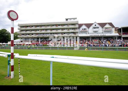 Une vue générale du poste gagnant devant les coureurs dans la tribune pendant bet365 Old Newton Cup Day du Old Newton Cup Festival 2023 à Haydock Park Racecourse, Merseyside. Date de la photo : Samedi 8 juillet 2023. Banque D'Images