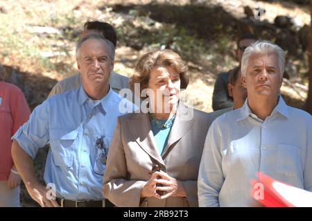 Le secrétaire Dirk Kempthorne en visite au Forest Service lors de sa visite au Sand Harbor State Park du Nevada sur les rives du lac Tahoe pour participer au Sommet annuel de restauration du lac Tahoe, où il a rejoint les sénateurs du Nevada Harry Reid et John Ensign, la sénatrice de Californie Dianne Feinstein, et d'autres chefs fédéraux, étatiques, locaux, tribaux dans le forum environnemental Banque D'Images