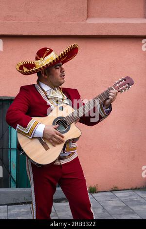 Le musicien mexicain mariachi joue de la guitare dans une rue urbaine. Banque D'Images